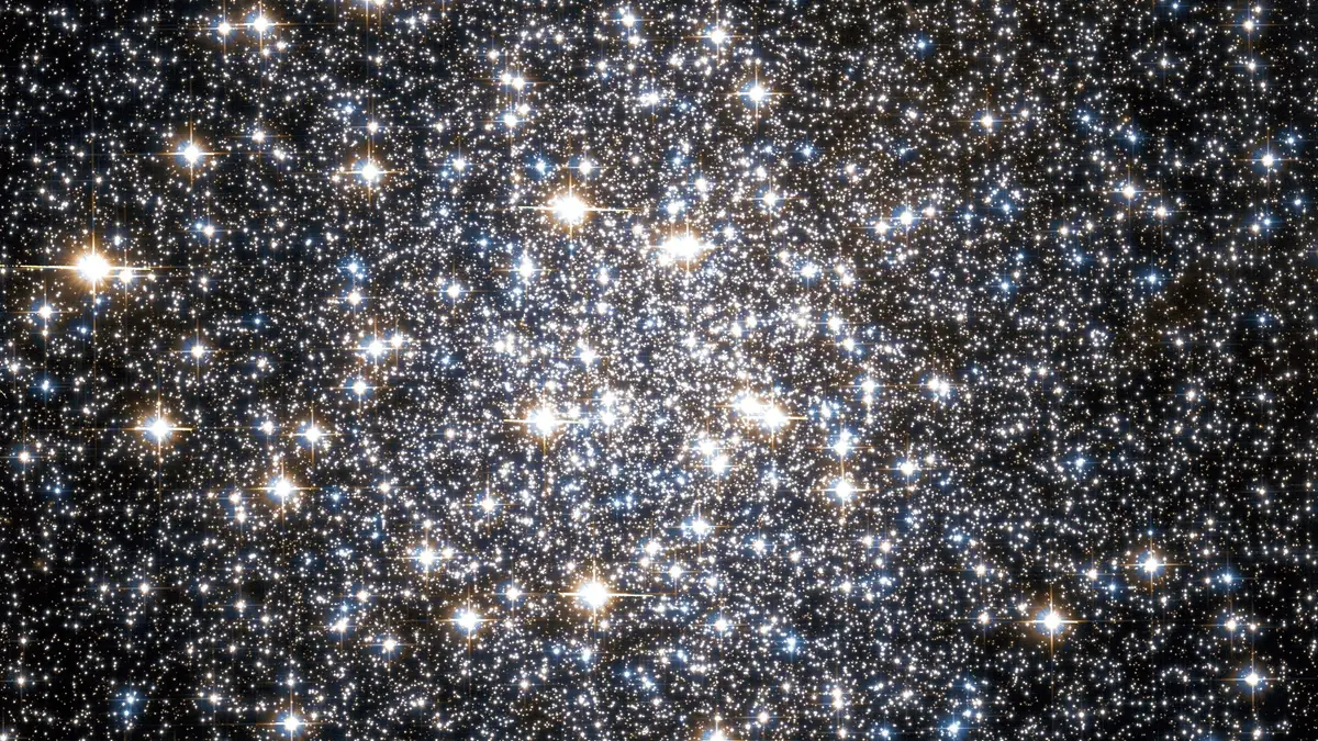 Messier 10 Hubble WikiSky