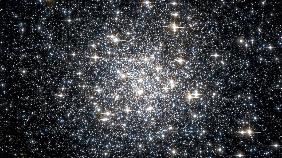 Messier 56 Hubble WikiSky